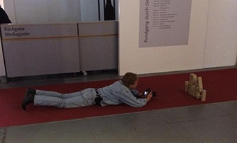 "Typische Fotografen-Pose!"   (Foto: Volker Hett)